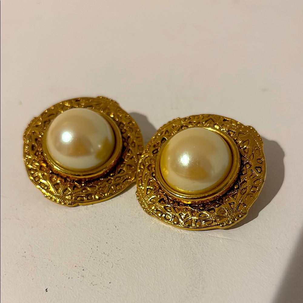 Vintage Pearl and Gold Earrings.